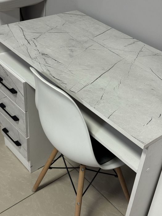 Маникюрный или письменный стол