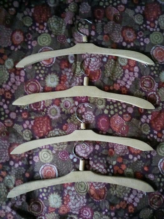 Дървена закачалка