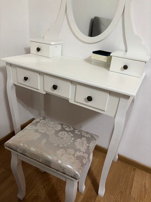 Masă pentru makeup in stare foarte bună (ca nou)