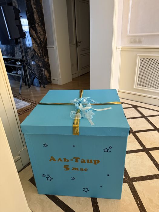 Подарочная коробка