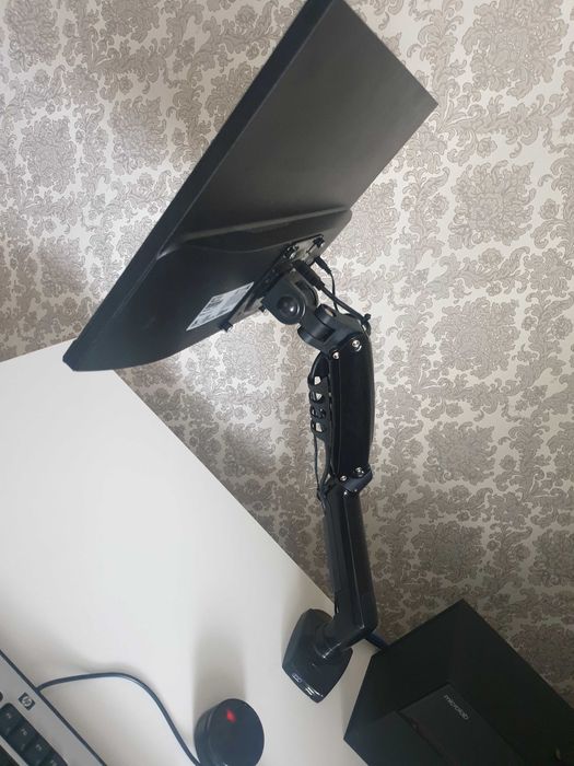 Игровой монитор почти новый 22 с кронштейном.