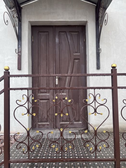 Eshik va deraza sotiladi.