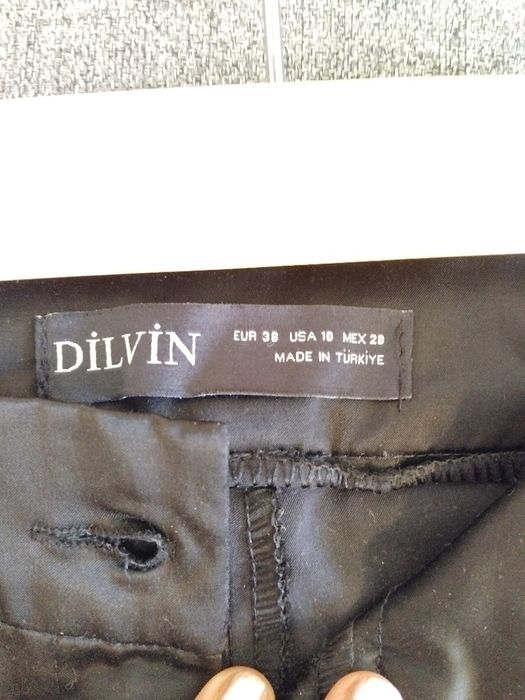 Панталон спортно-елегантен.