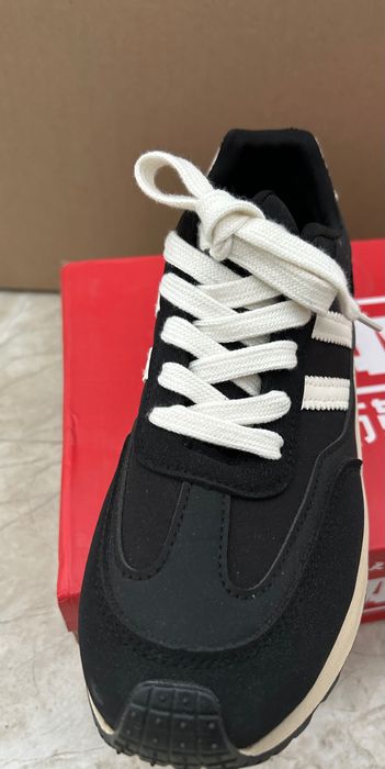 Женские кроссовки