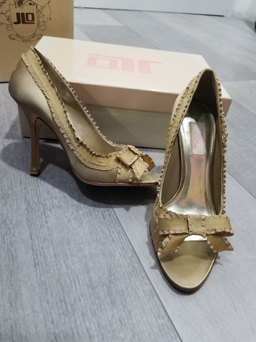 Pantofi bej colectie Jennifer Lopez