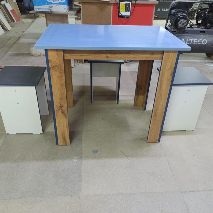 Кухонный стол и табуретки