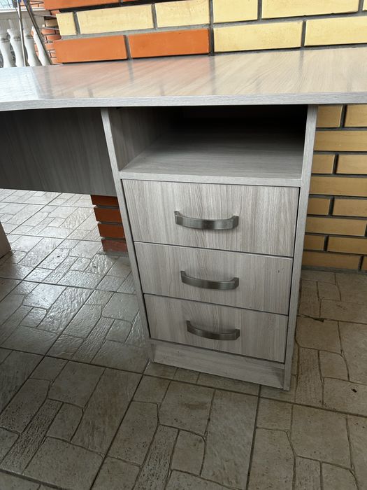 Продаю срочно рабочий стол угловой