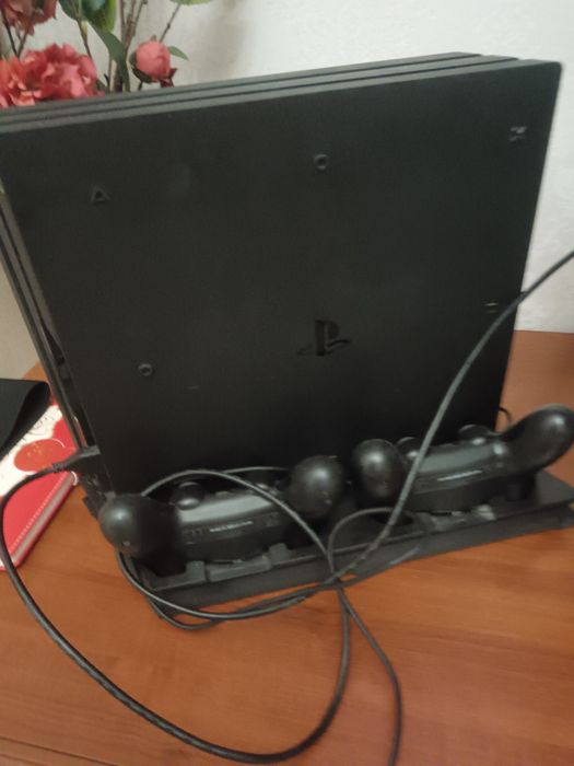 Продам PlayStation 4 + 20 дисков