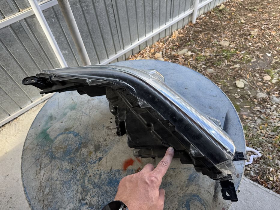Far stanga Toyota Hilux 2019-2023 invincible 2021 ureche rupta