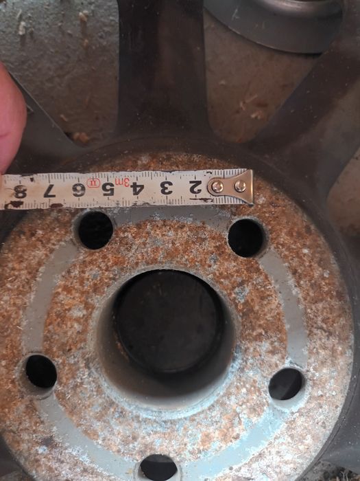 Продавам 4 бр. алуминиеви джанти с 2 бр гуми от Toyota Avensis 2001 го
