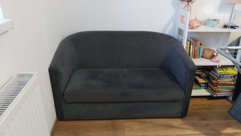 Două canapele de dimensiuni mici.