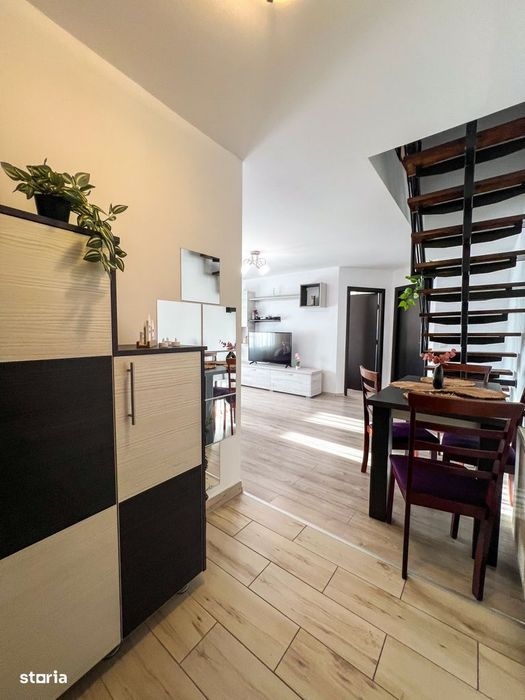 Apartament pe 2 nivele, 4 camere, parcare, str Sesul de sus