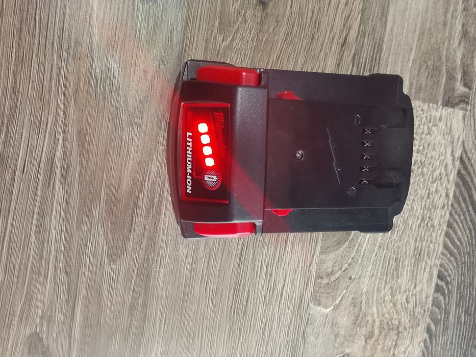 2 buc. Baterii Milwaukee de 6A. Noi.