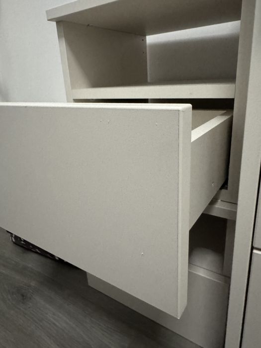 Noptiere suspendate, prindere perete