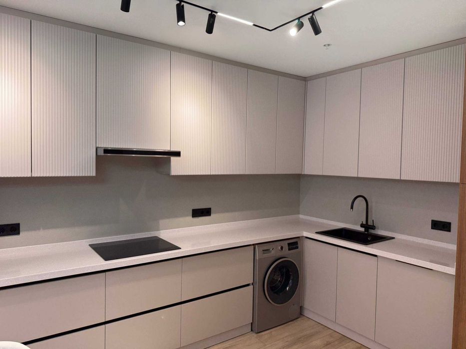 Продается шикарная кв в Piramit Tower  2/35/48 (парковка в подарок)