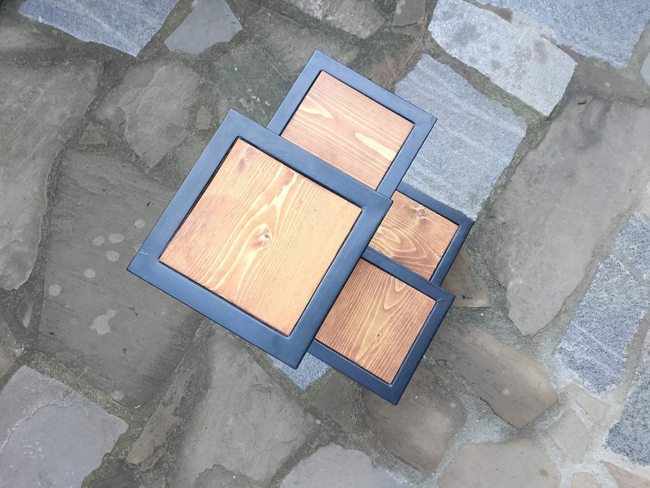 Цветарник метален, прахово боядисан.