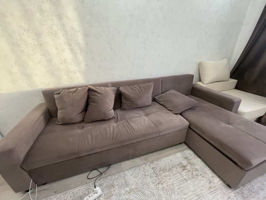 Продам диван угловой в гостиную