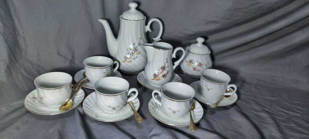 Неизползван сервиз за късо кафе със златен кант на "Китка" Нови пазар