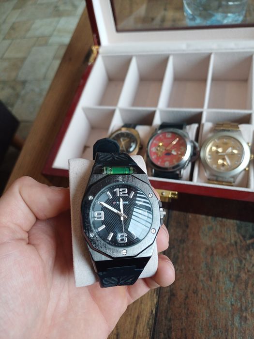 Продавам лот от часовници swatch, panerai, casio, poljot, parkside