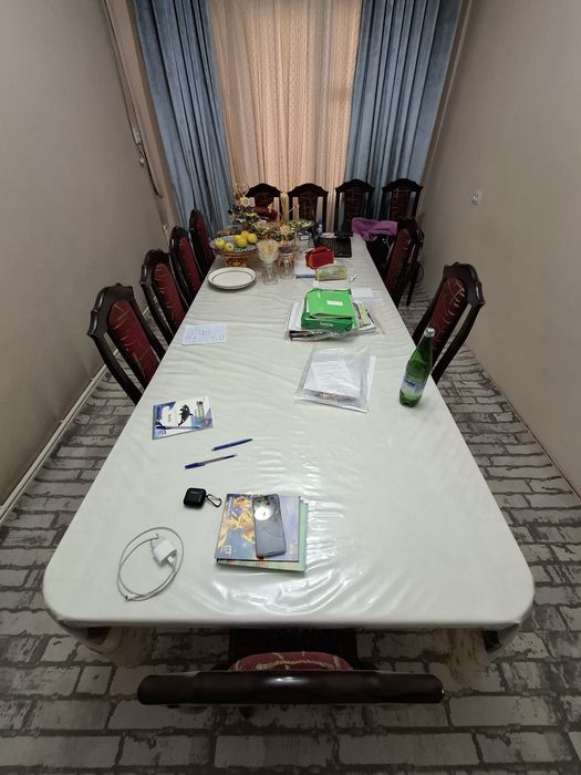 Gorka va stol va 12 ta stul bilan komplekt