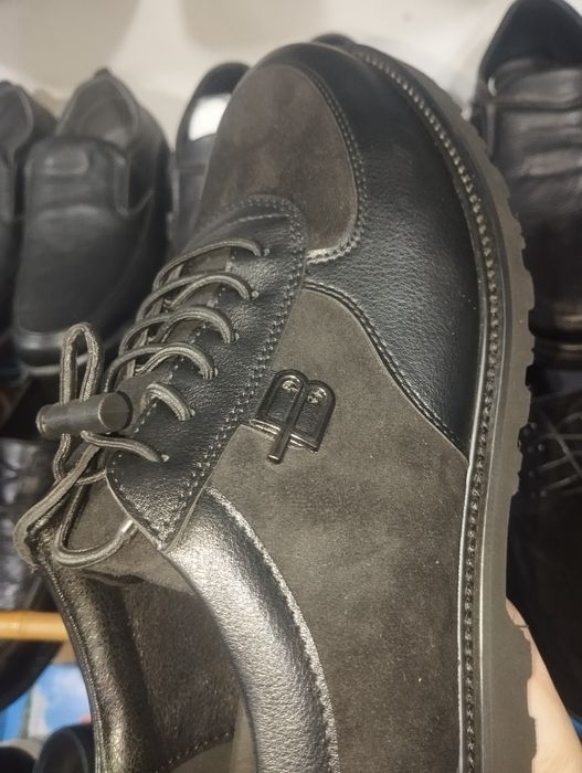 Moviy DOS uslubidagi poyabzallar.