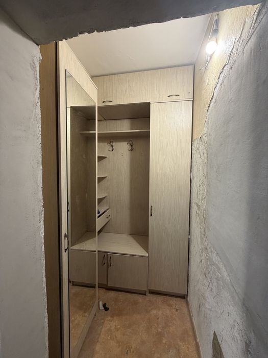 Шкаф в прихожую углавой