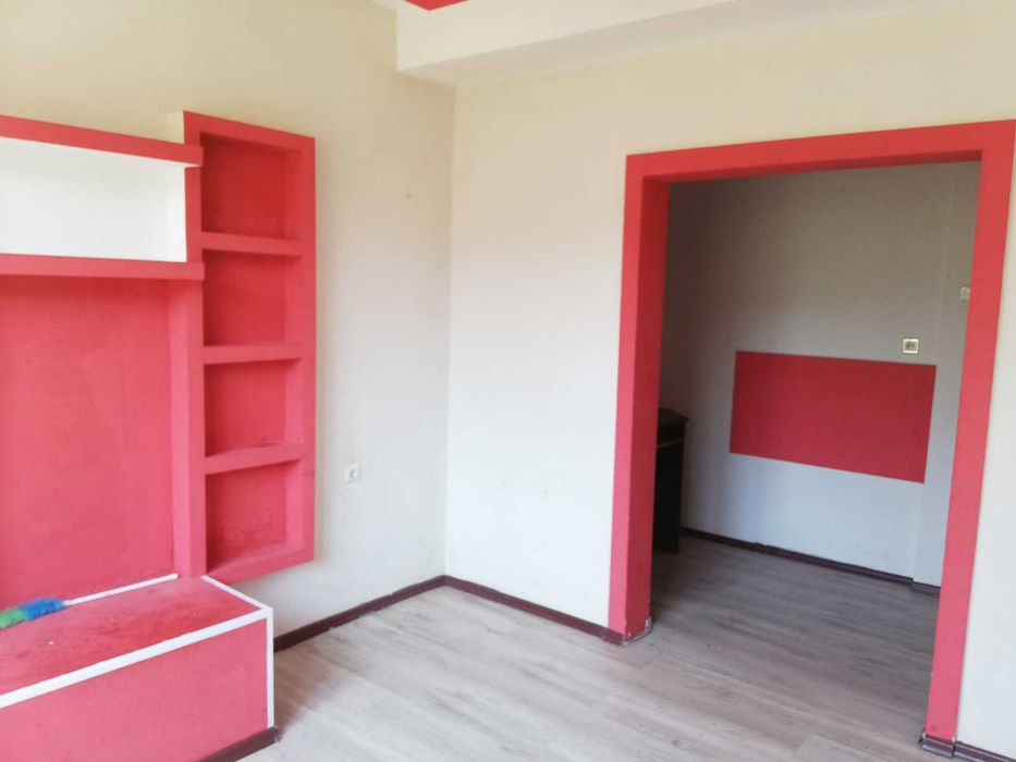 Mонолитна къща близнак в широкия център на гр. Казанлък, под Полицията