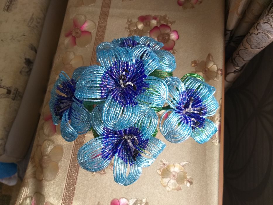 Продам Цветы из бисера