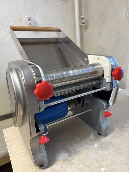 Продам тестораскаточную  машинку с лапшерезкой .