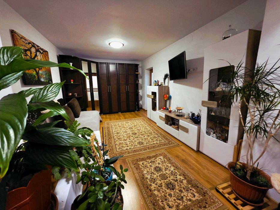 Apartament 3 camere, Decomandat, Etaj 1, Utilat si Partial mobilat, centrala proprie - cartier Nord, Pitesti