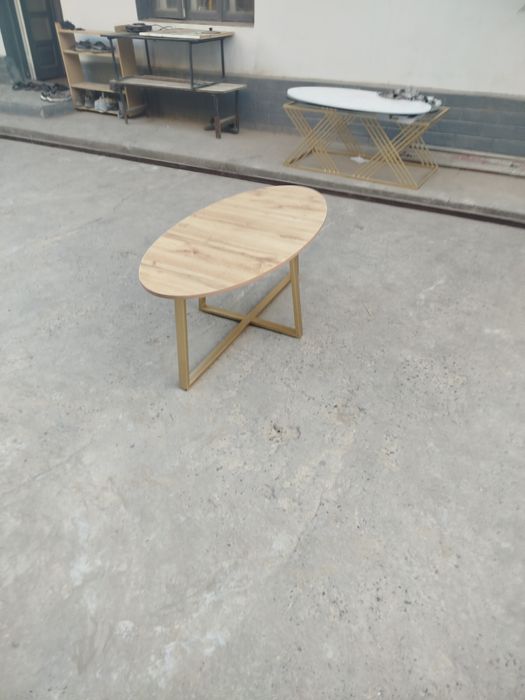 Ovalniy jurnalniy stol loft