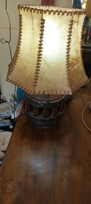 Lampa noptiera din lemn cu abajon din basica de vita starea bună