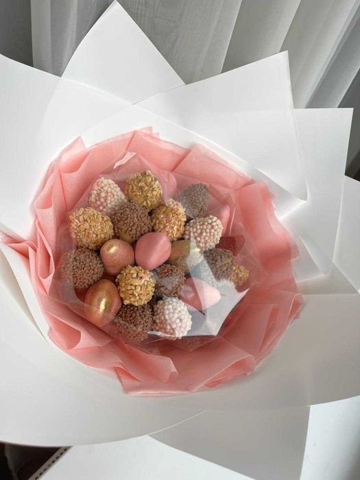 Клубника в шоколаде/финики в шоколаде