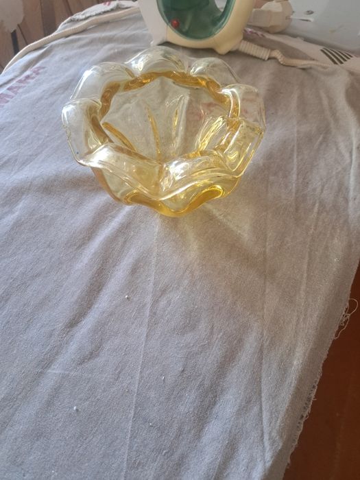 Ваза конфетница жёлтого цвета