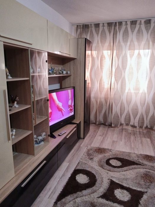 Închiriez garsonieră confort 1 strada Dumitru Gheata Nr 2 bl G2 etajul 2 apartament 7 pentru mai multe detalii sunați la Nr de telefon 0751555092
