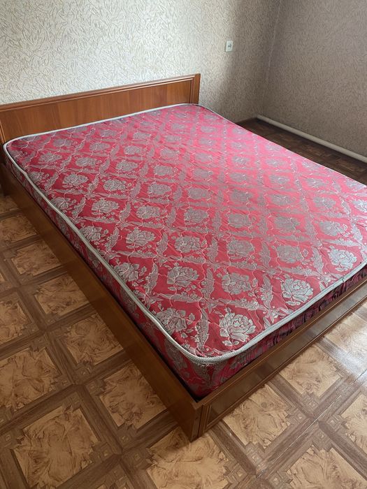 Продам спальный гарнитур