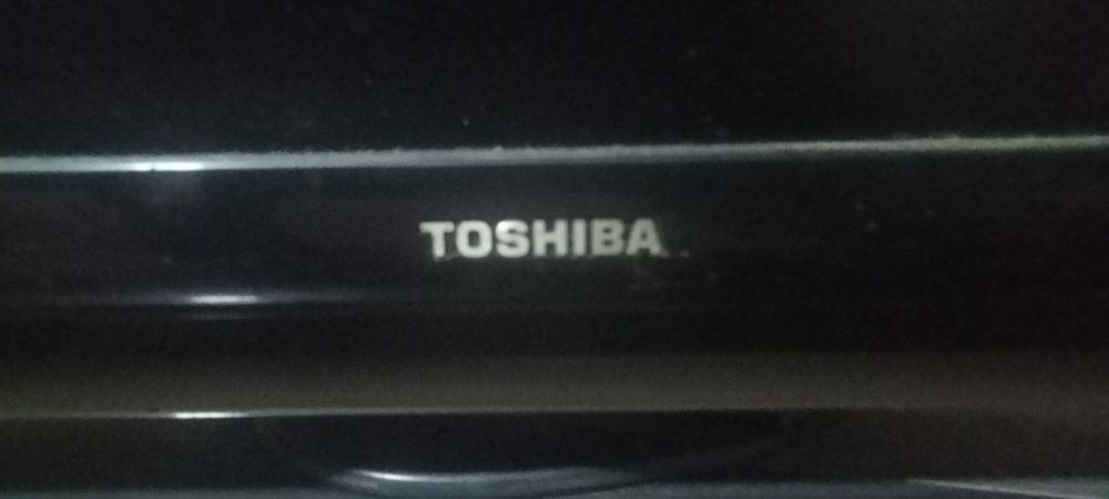 Toshiba  telivizor ekran o'rtasidan pallasa ketgan