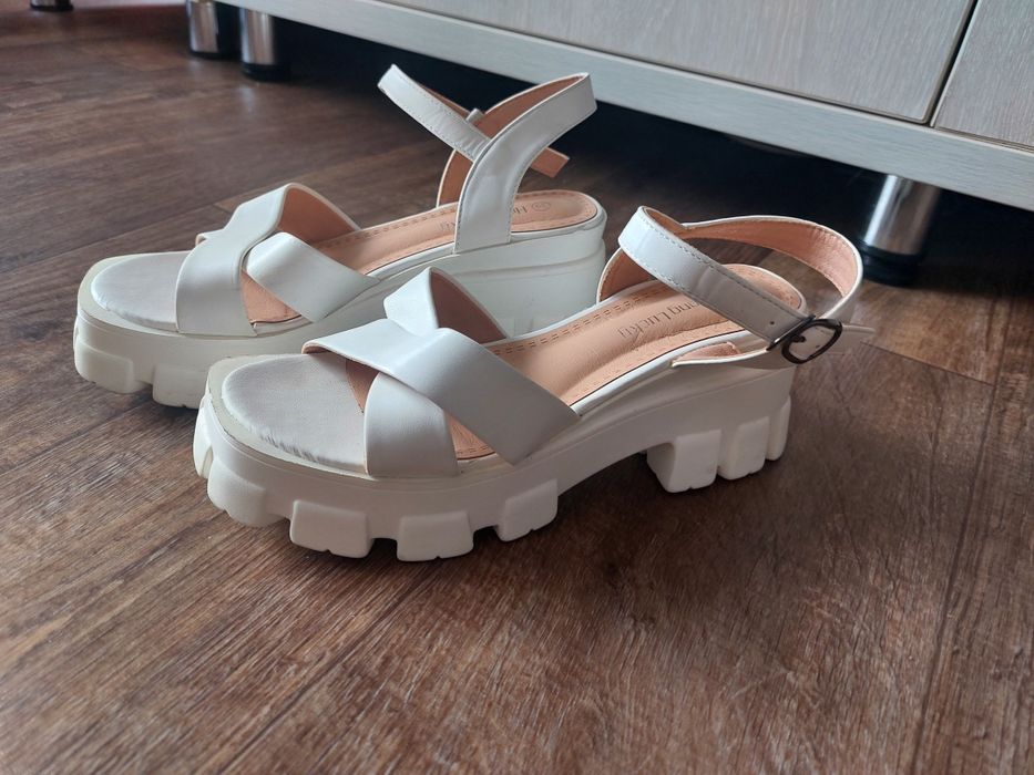 Продам босоножки  39 размер