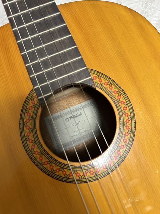 Продам гитару Yamaha C40