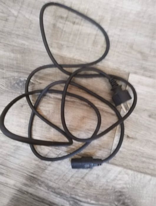 2 cabluri se sursa, un calbu DVI-D si un alimentatir laptop Dell