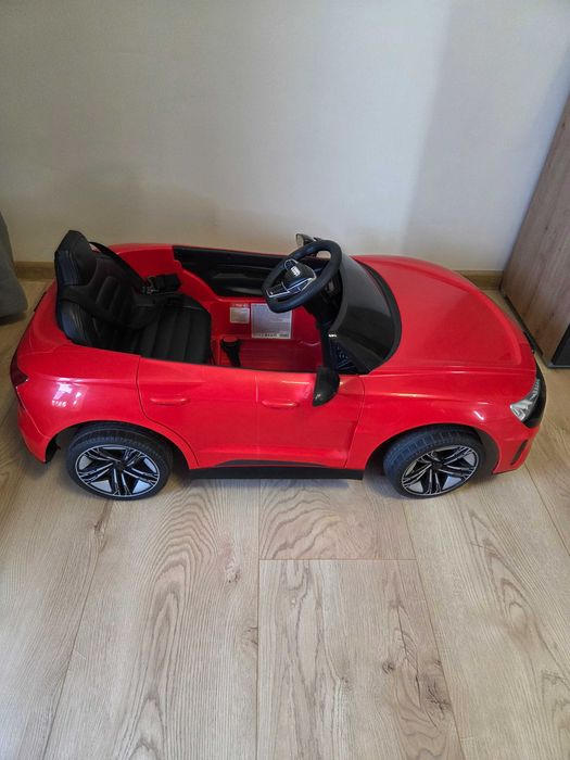 Продавам акумулаторна кола Audi RS E-TRON 12V
