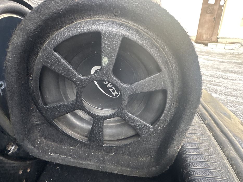 Саббуфер в отличном состоянии играет отлично