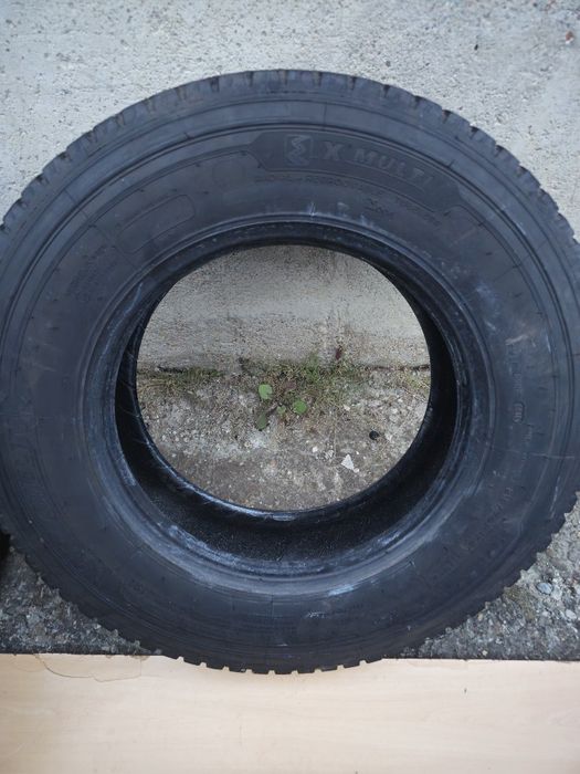 Anvelope 215 75 R 17.5  de tracțiune și de direcție Michelin.
