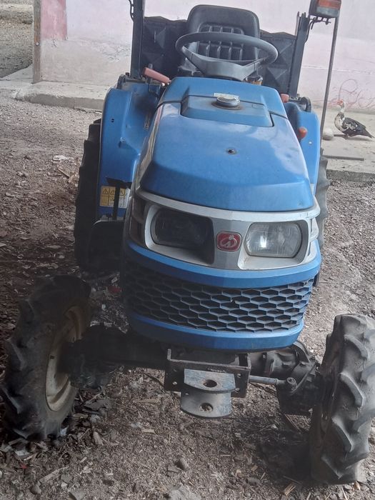 Vand tractor Iseki .An fabricatie 2008.1200 ore  +freza,plug ,prasitoare.ug ,prasitoare.Pret 5000 E,negociabil.Accept si schimb  cu auto.