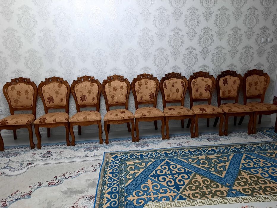 Овальной стол и стулья