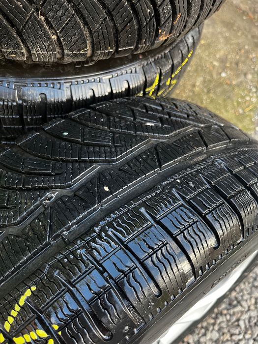 Jante BMW x2 în stare foarte bună, alături de cauciucuri de iarnă