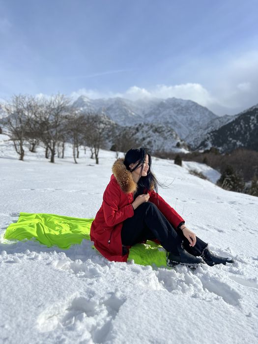Парка очень красивая ,теплая с натуальным мехом