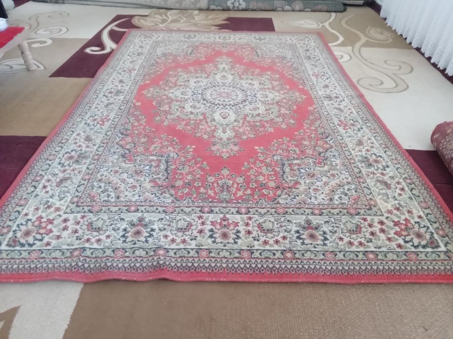 Klassik qizil gilam sotiladi (2x3 metr), holati yaxshi