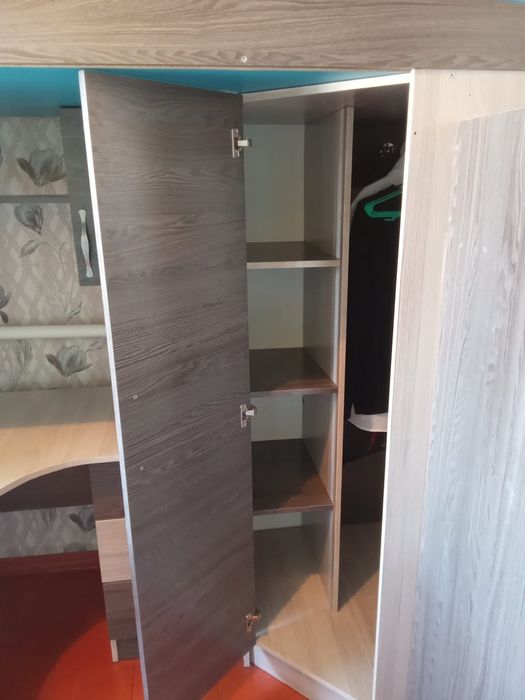 Детская кровать .шкаф, стол