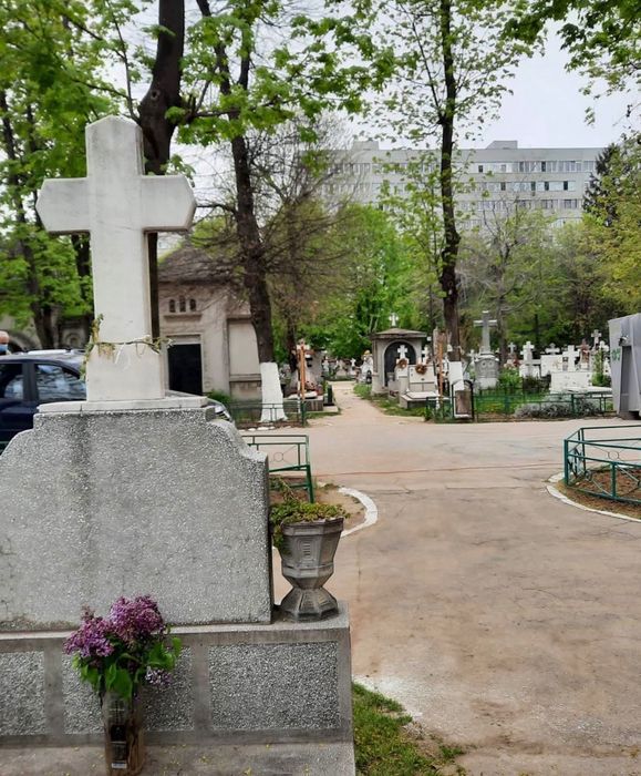 Vând loc de veci – Cimitirul Izvorul Nou, București